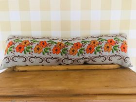 Lång Kudde / Handbroderat färgglada blommor