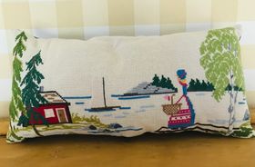 Liten Kudde / Handbroderat sommar landskap
