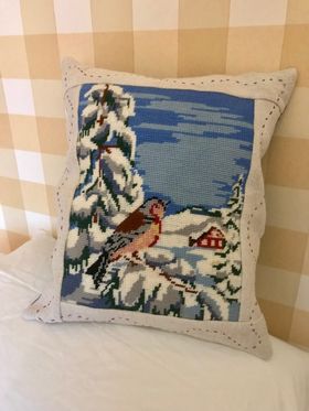 Liten Kudde / Handbroderat Rödhake