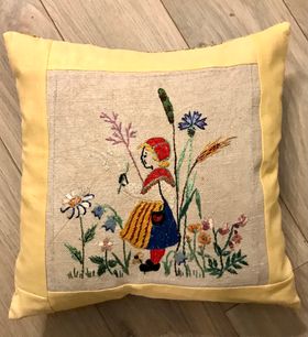 Kudde / Handbroderat flicka i folkdräkt.