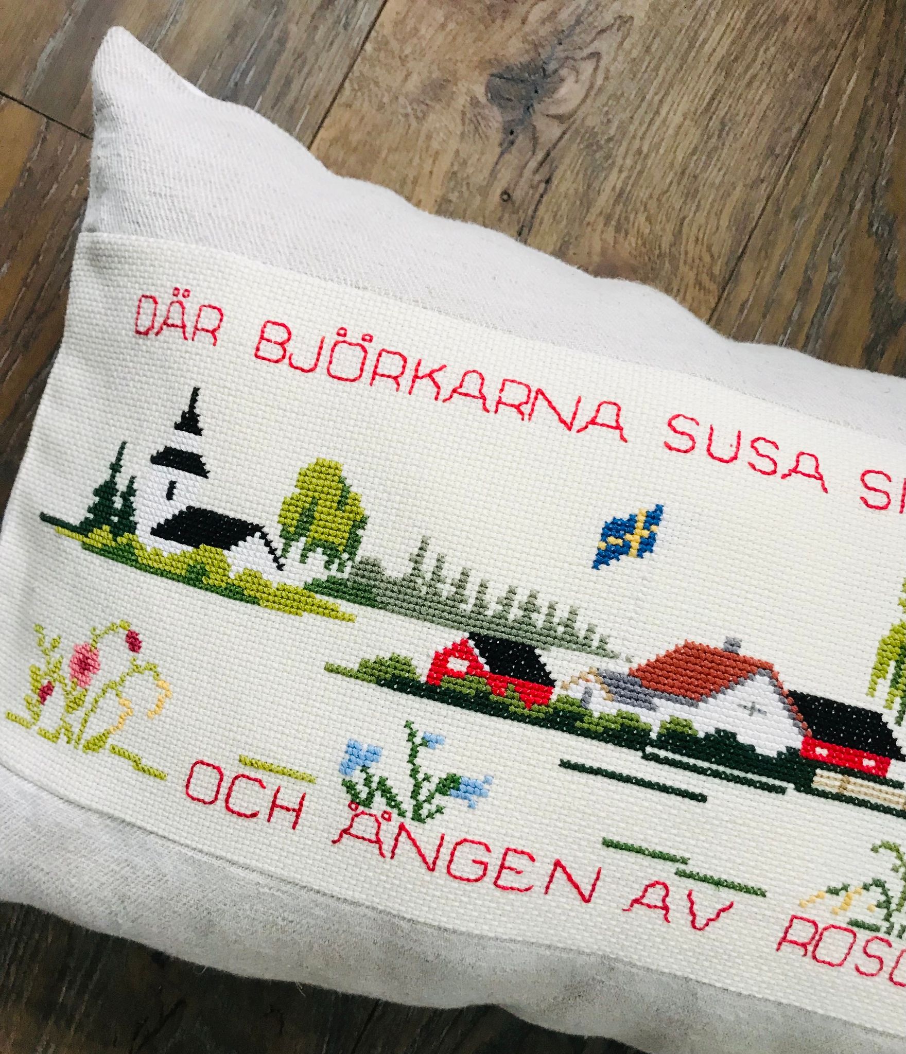 Stor Kudde / Handbroderat med ordspråk.