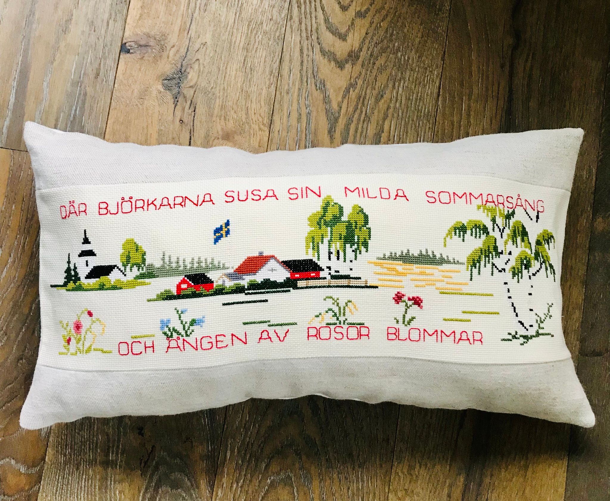 Stor Kudde / Handbroderat med ordspråk.