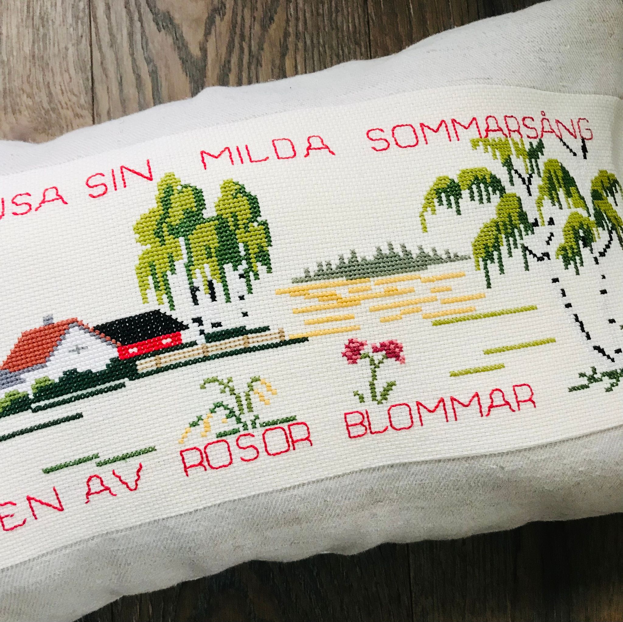 Stor Kudde / Handbroderat med ordspråk.