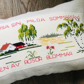 Stor Kudde / Handbroderat med ordspråk.