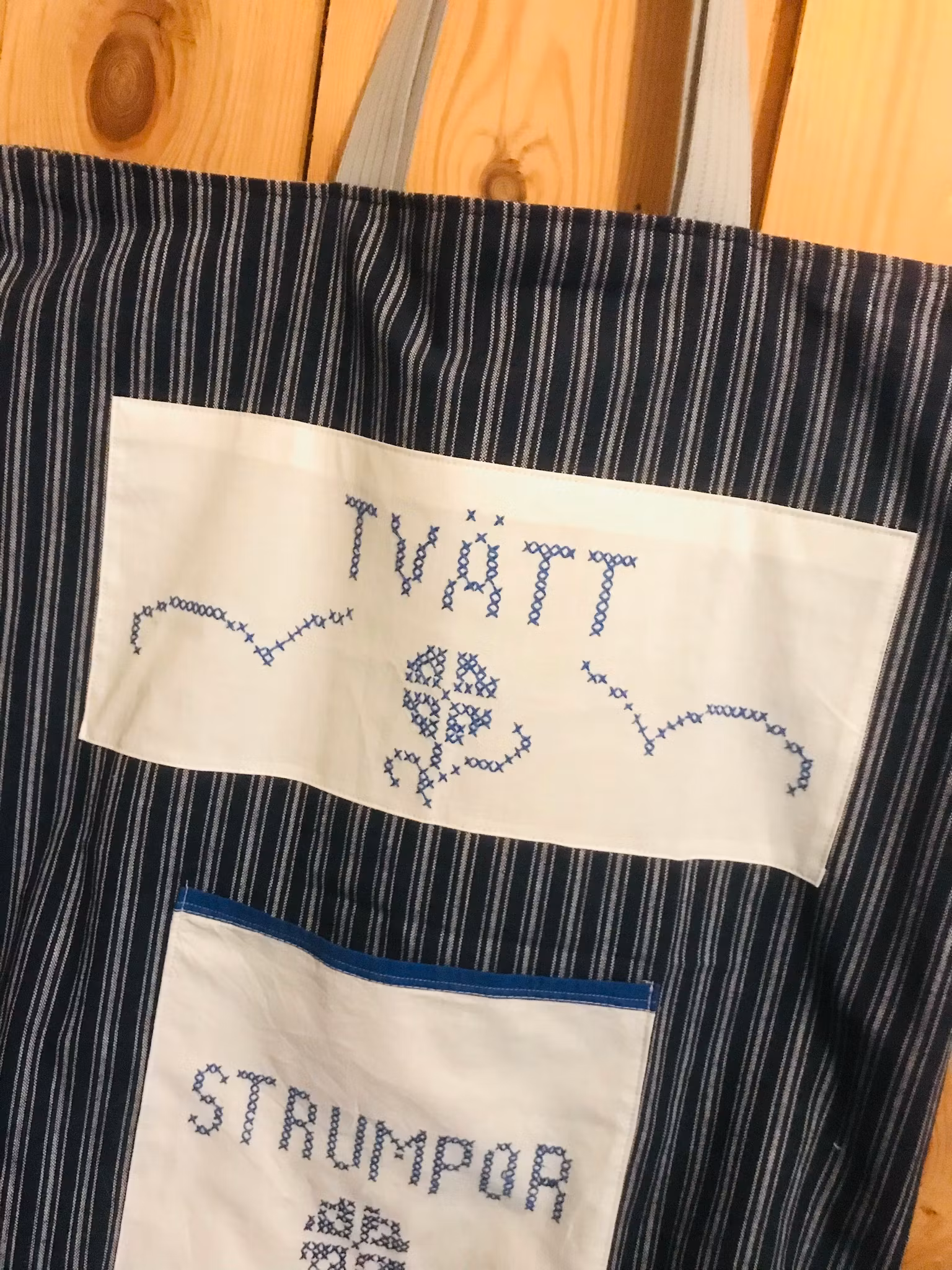 Tvättsäck med broderat text