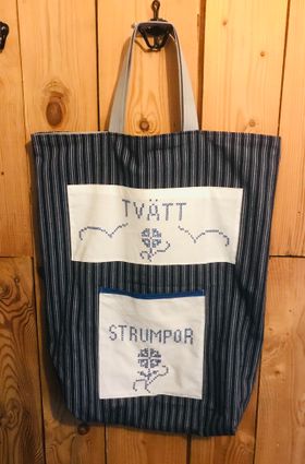 Tvättsäck med broderat text