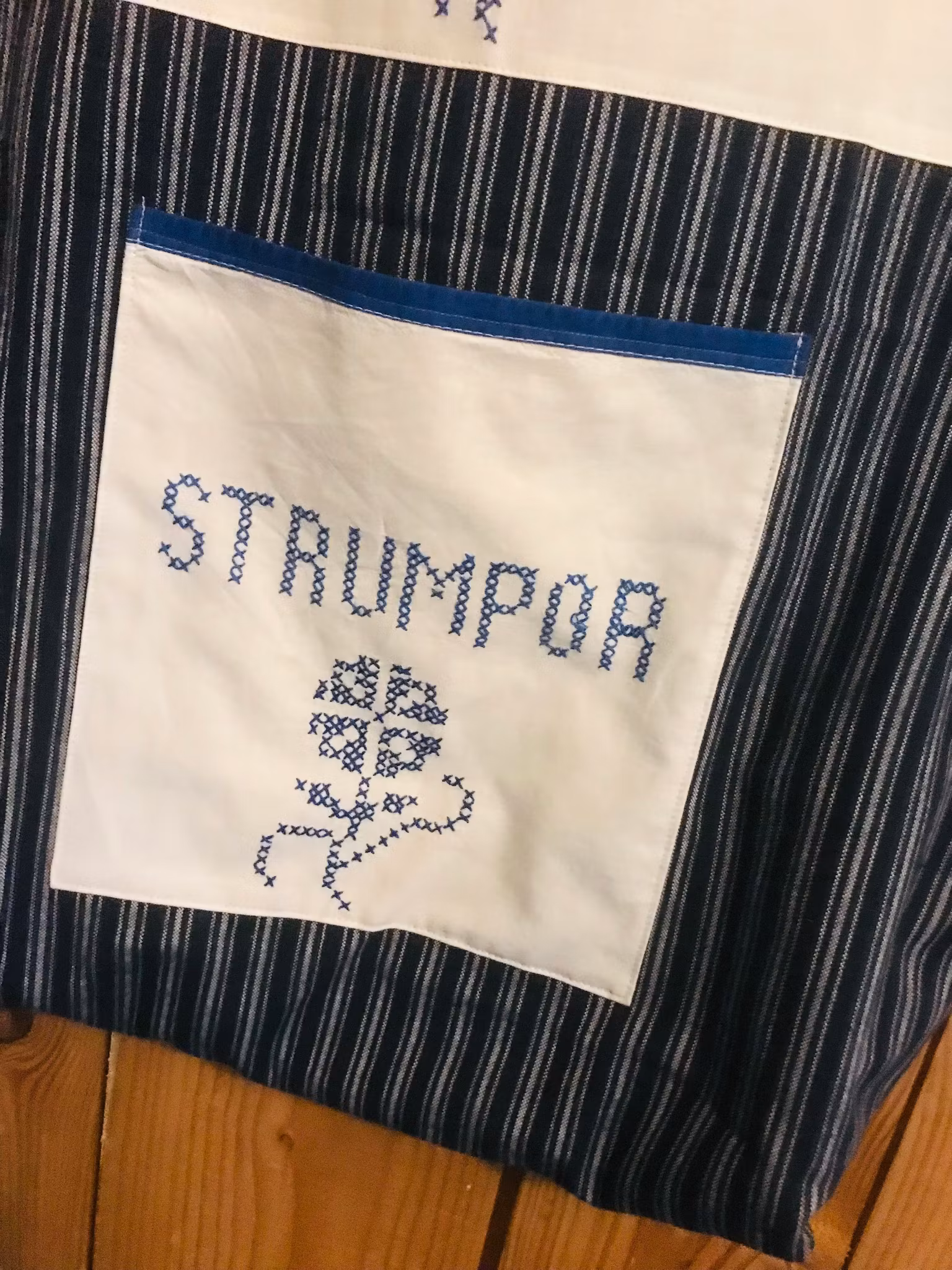Tvättsäck med broderat text