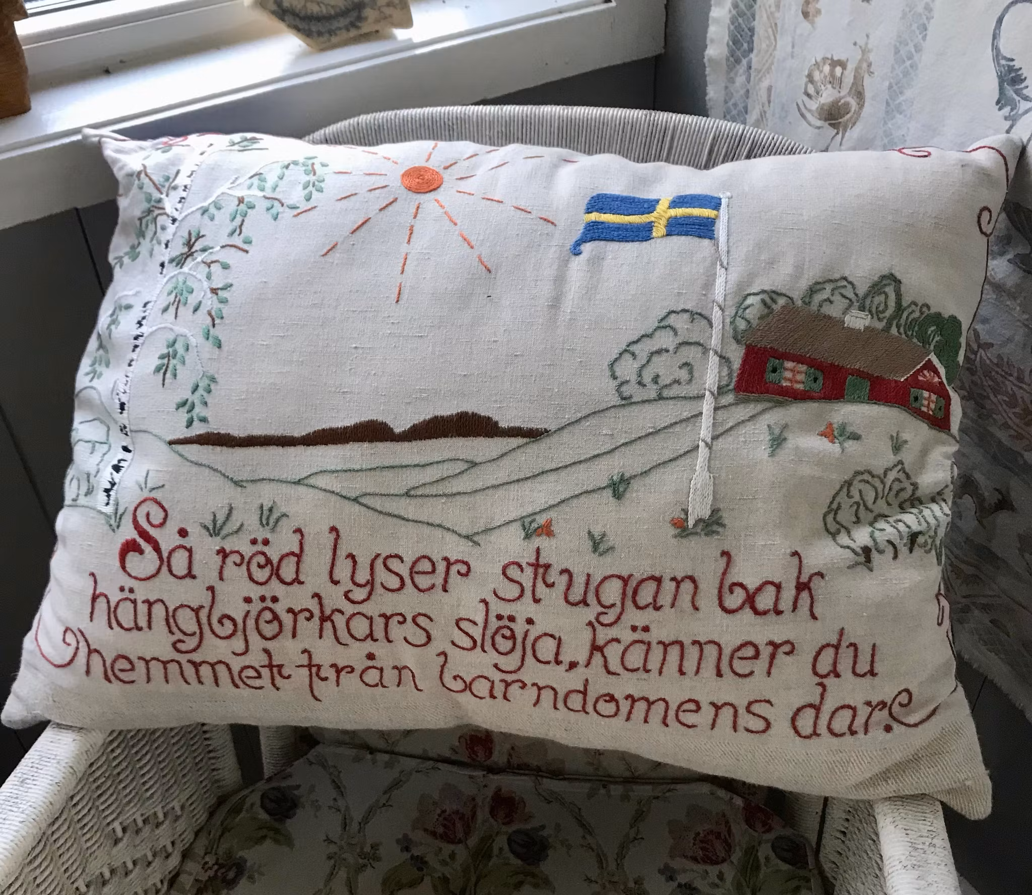 Stor Kudde / Handbroderat med fint ordspråk.