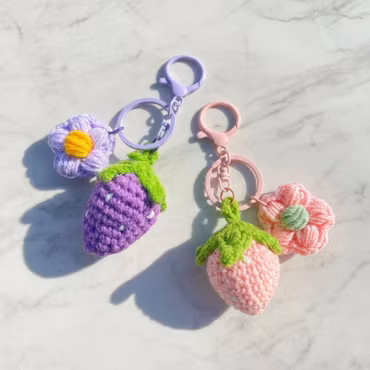 Knitted Strawberry Charm – med blomma