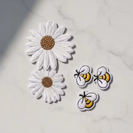 Prästkragar & Bin – Broderade Märken (5-pack)