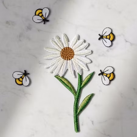 Prästkrage med Stjälk & Bin – Broderade Märken (5-pack)