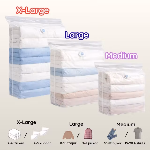 Kubformade vakuumförvaringspåsar i storlekarna X-Large, Large och Medium, fyllda med vikta textilier.