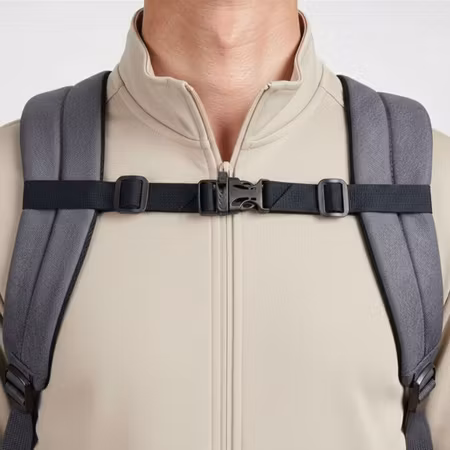 Justerbar bröstrem till ryggsäck med visselpipa