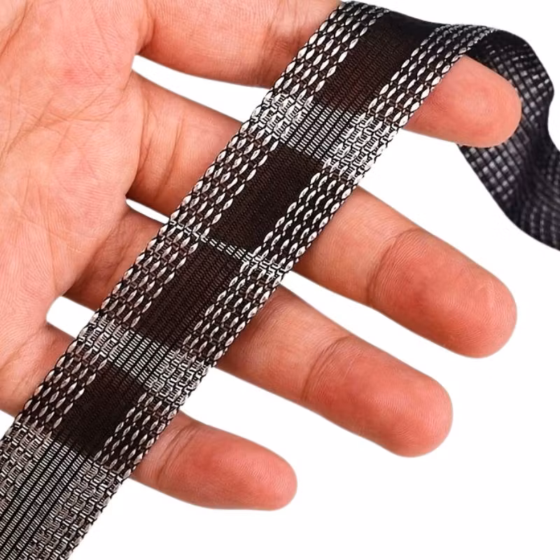 Närbild av snabbfållband med vita limstreck i en hand