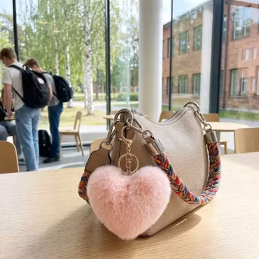 Rosa fluffigt hjärta Bag Charm – Korean Pink