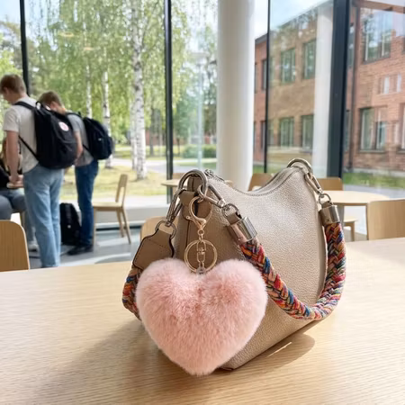 Rosa fluffigt hjärta Bag Charm – Korean Pink