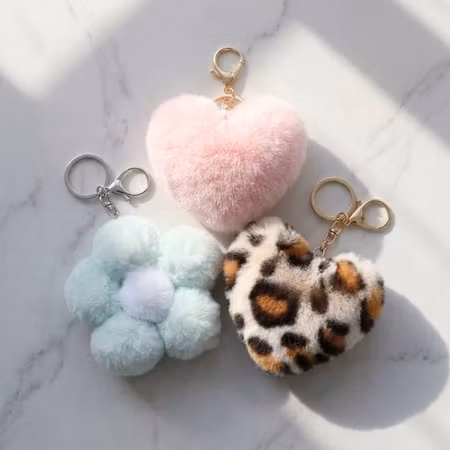 Fluffiga Bag Charms 3-pack – Rosa hjärta, mintgrön blomma & leopard hjärta