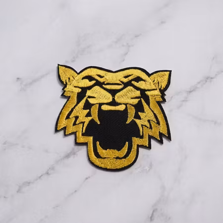 Tygmärke Tigerhuvud i guld – broderat strykmärke