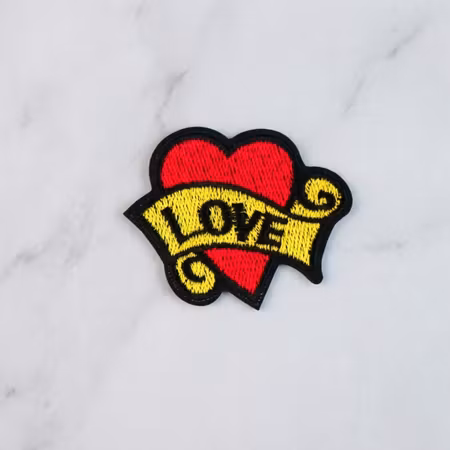 Tygmärke Hjärta med Love-text – broderat strykmärke