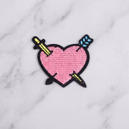 Tygmärke Rosa hjärta, pilar och svärd – broderat strykmärke