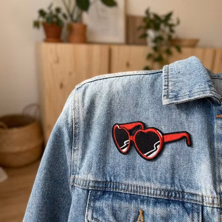 Tygmärke Röda hjärtformade solglasögon – broderat strykmärke