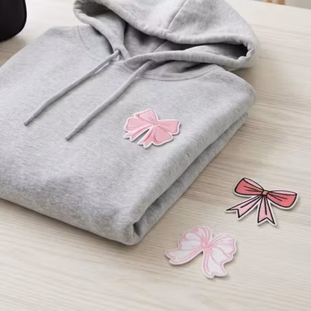 Tygmärken Rosa rosetter 4-pack – broderade strykmärken