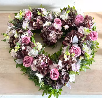 Begravningshjärta i lila och rosa toner