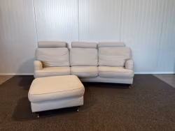 Begagnad tresitsig howard soffa med fotpall och nackstöd