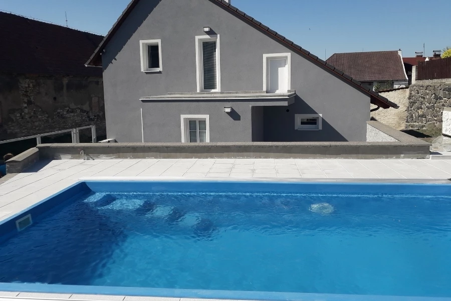 Glasfiberpool Perseus – en modern pool för stil och funktionalitet