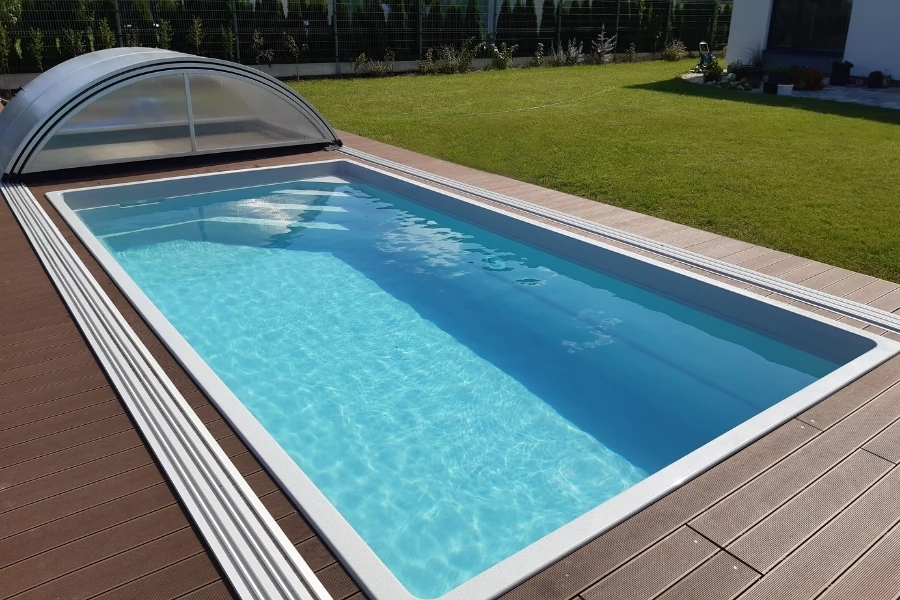 Glasfiberpool Pegas S – kompakt elegans för trädgården