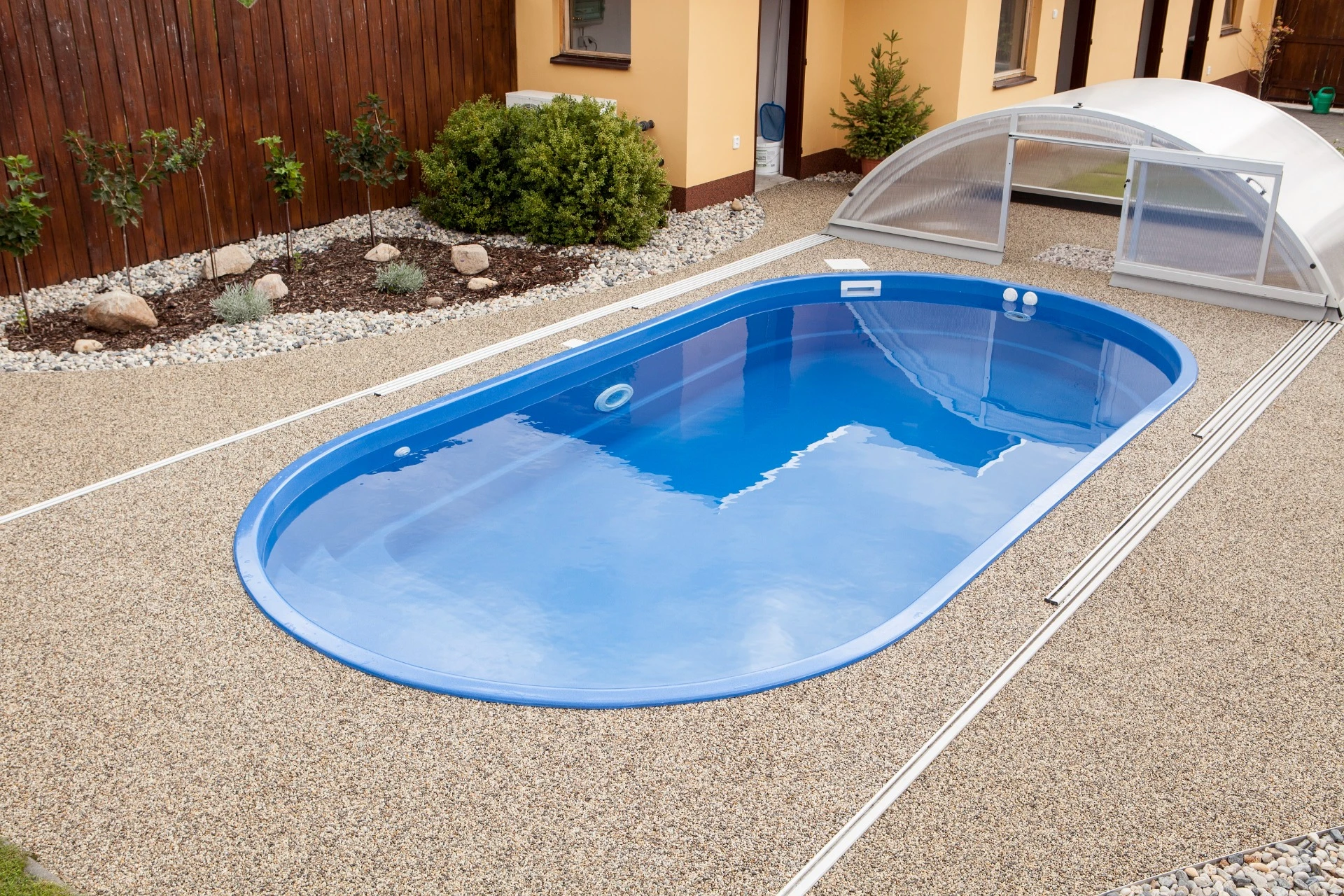 Glasfiberpool Ikaros - en lyxig poollösning för alla trädgårdar