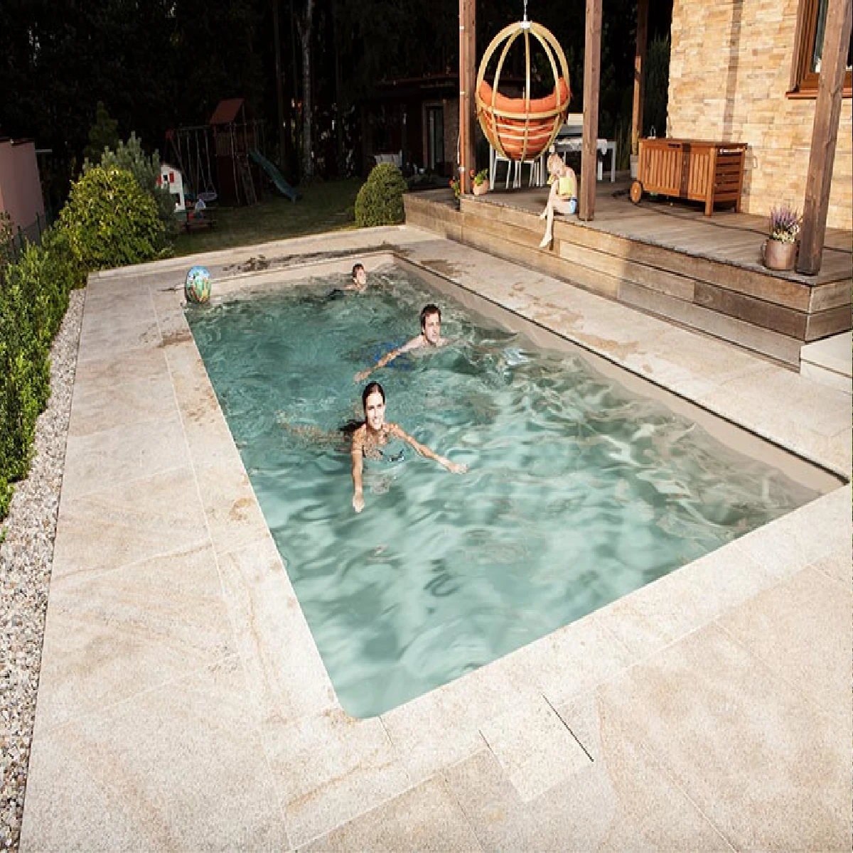 Glasfiberpool Perseus – en modern pool för stil och funktionalitet