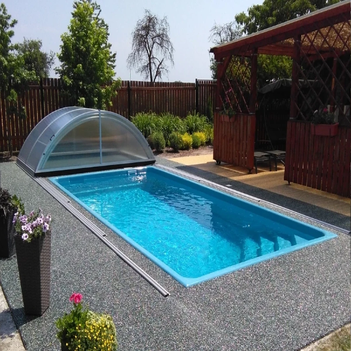 Glasfiberpool Pegas S – kompakt elegans för trädgården