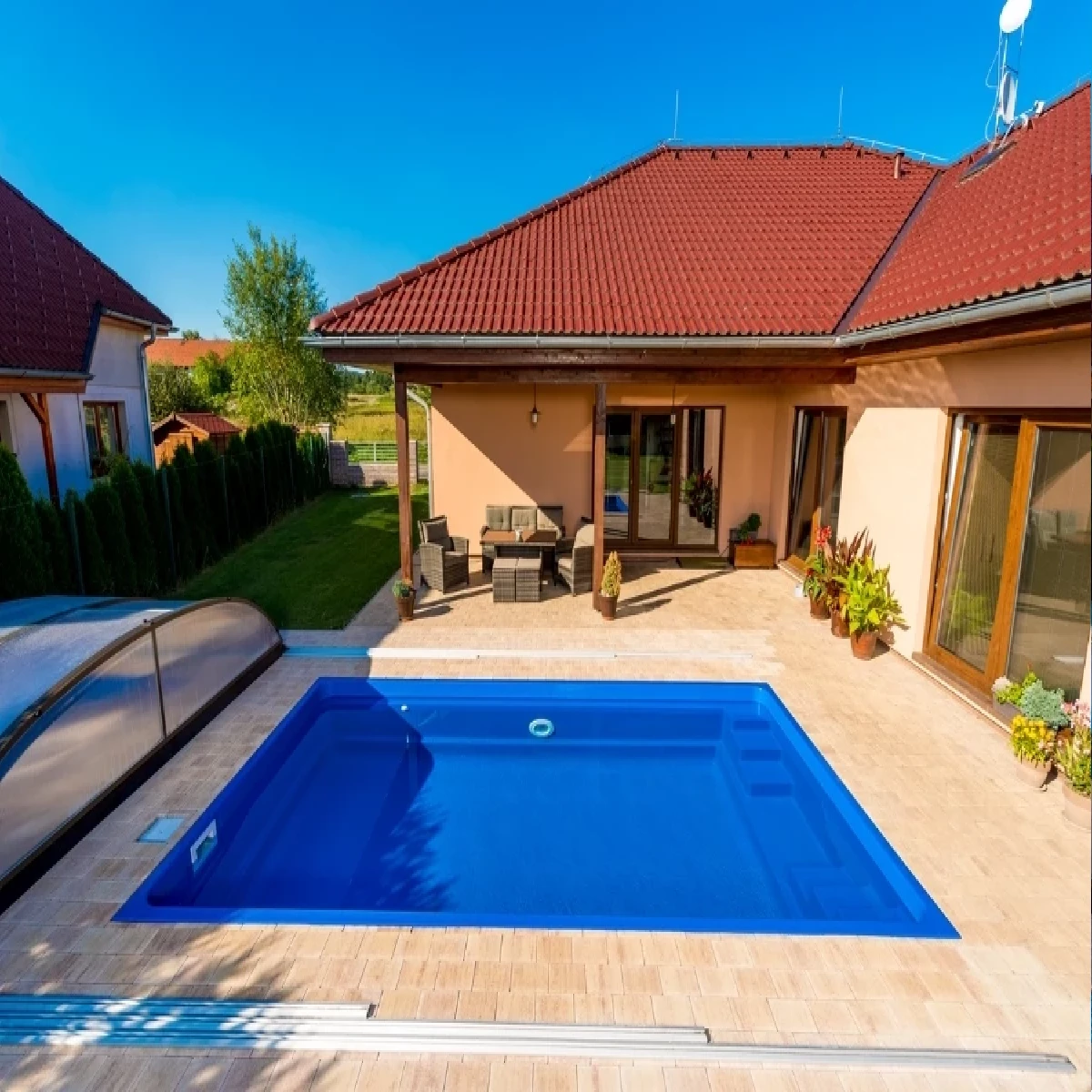 Glasfiberpool Fenix – en premiumpool för din trädgård