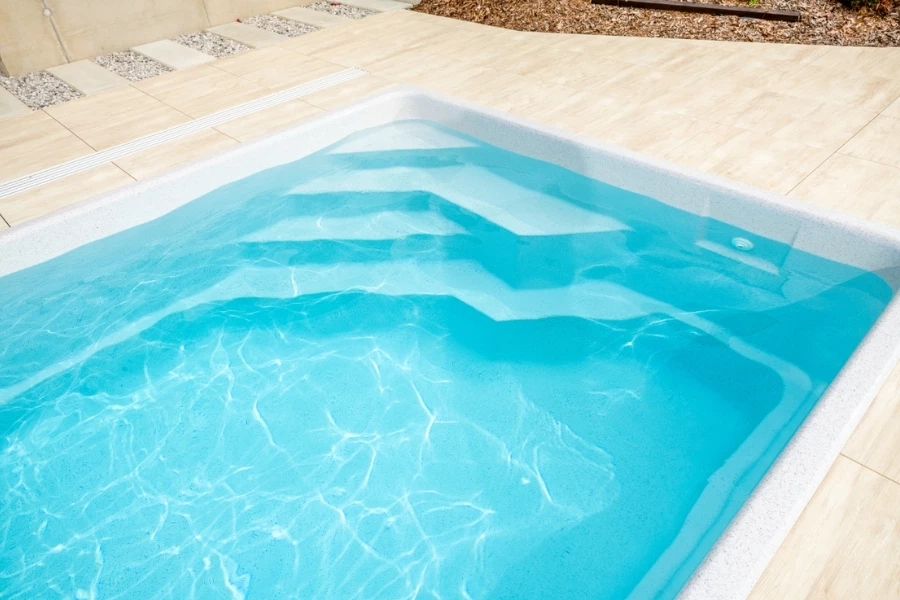 Lyra – En Elegant Glasfiberpool för Din Trädgård