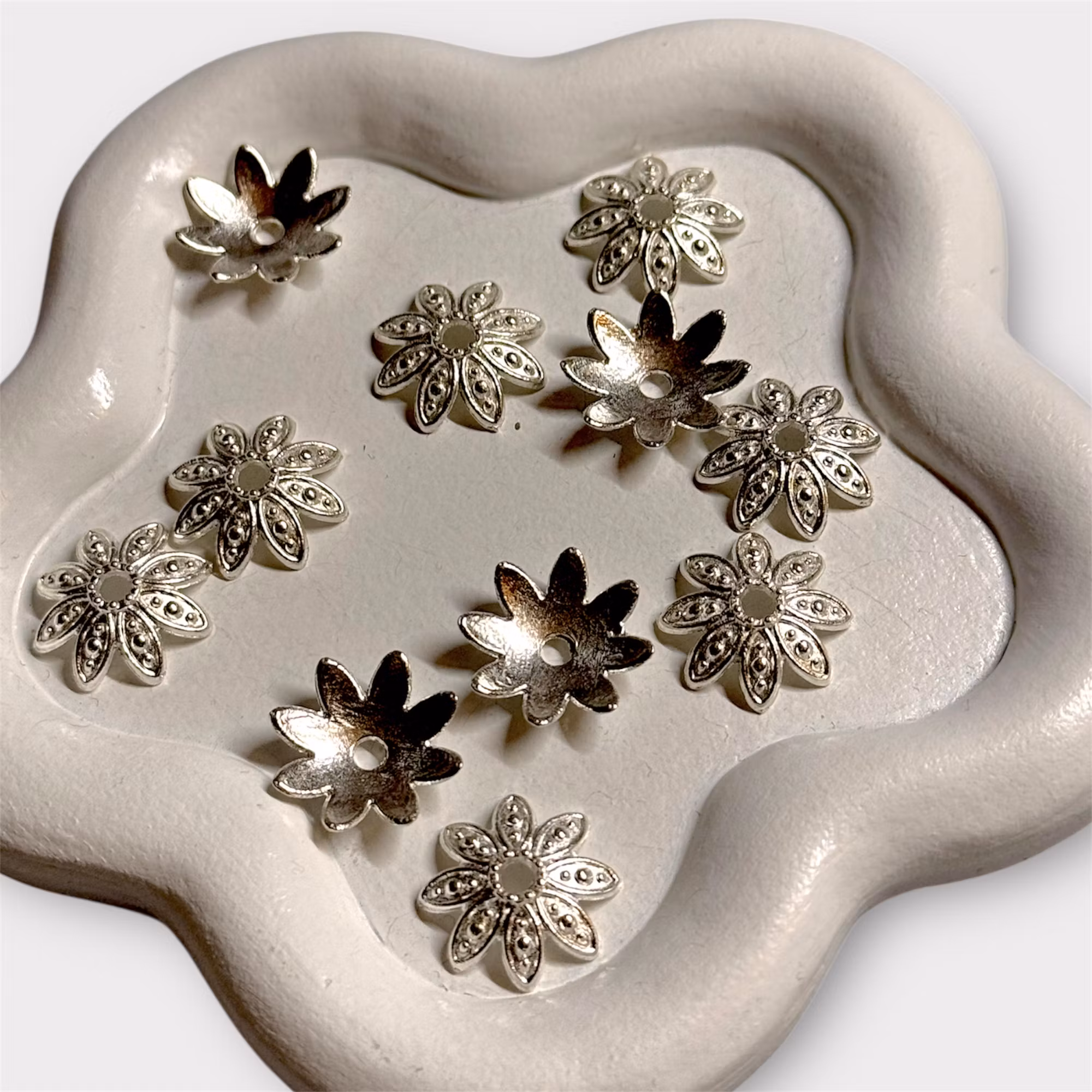 16mm pärlhattar "blad" Silver 10st