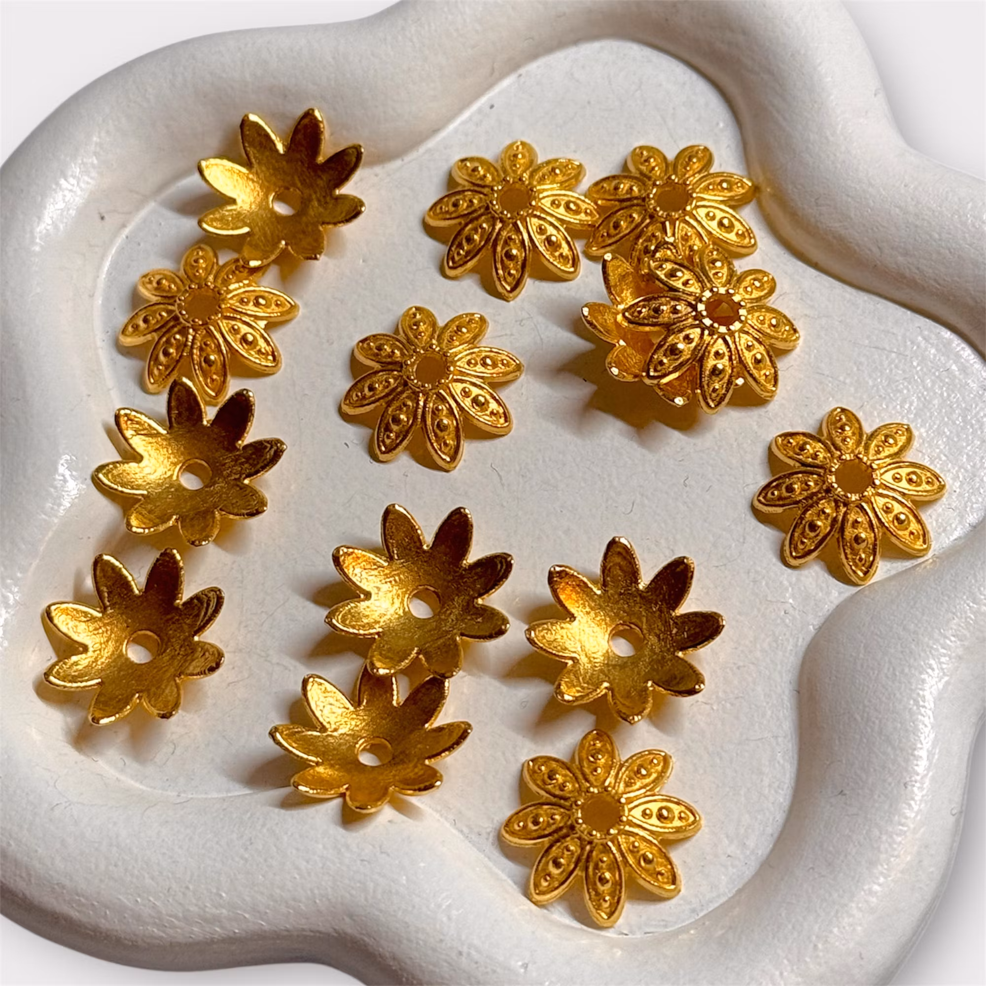 16mm pärlhattar "blad" Guld 10st