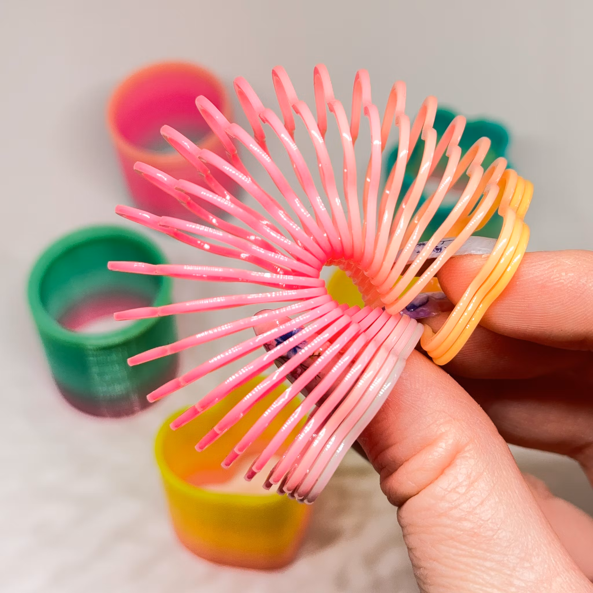 Mini slinky Random färg/form 1st