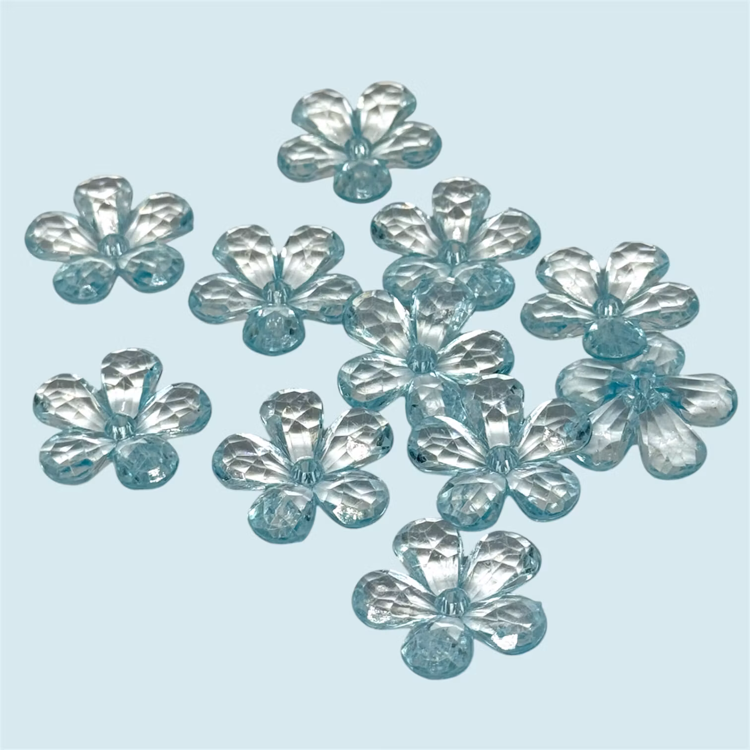 Akrylblommor m. hål 2x2cm Turkos/blå 10st