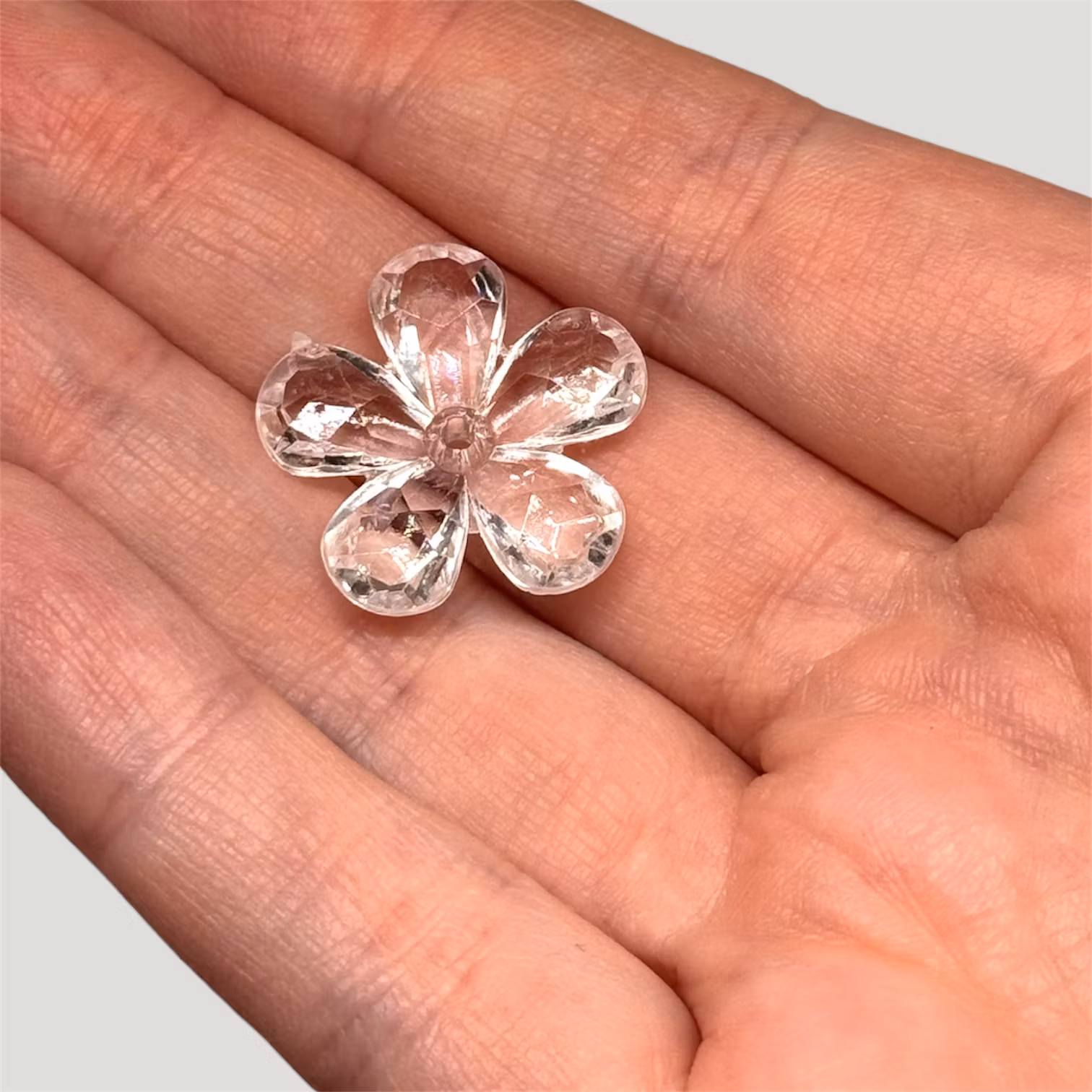 Akrylblommor m. hål 2x2cm Vit 10st