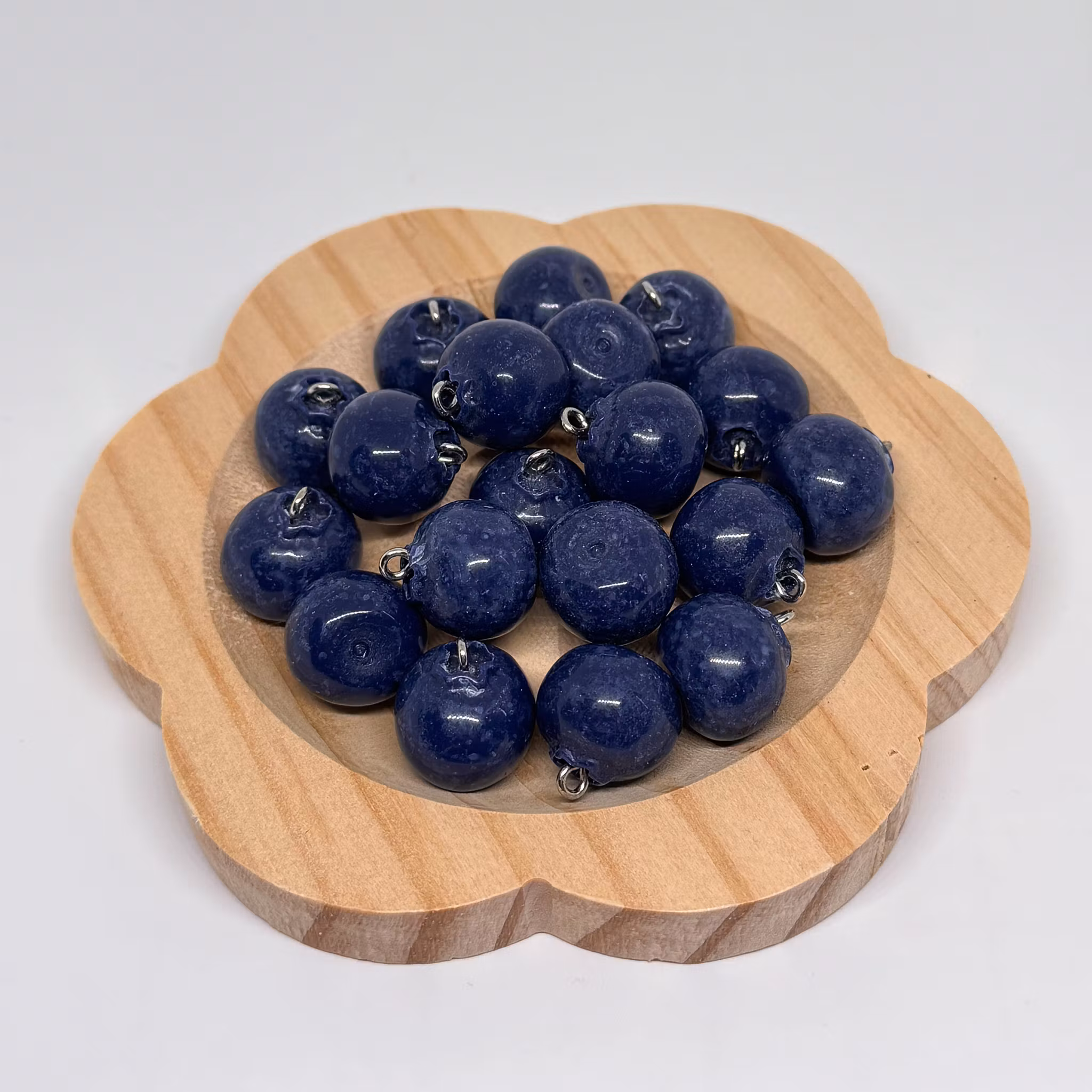 Blåbär hänge resin 15x15mm 1st