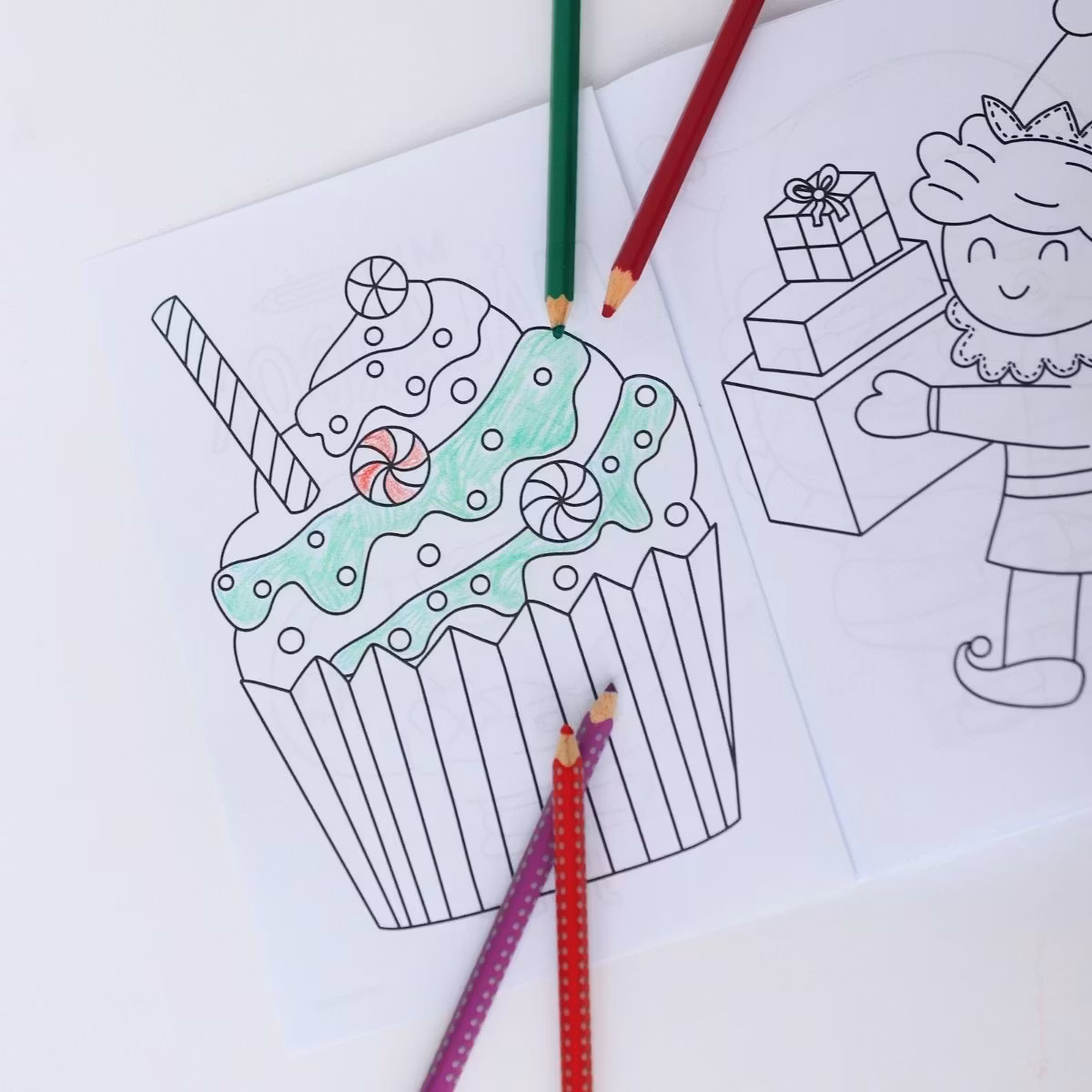 Weihnachten-Malbuch - 16 Ausmalbilder zum Ausdrucken