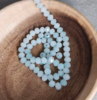 Glaspärlor facetterade - isblå 6 mm