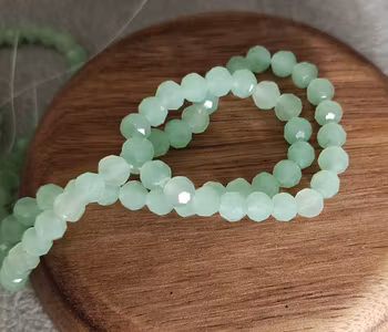 Glaspärlor facetterade - jadeimitation ljusgrön 6 mm