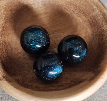 Pennpärlor 16 mm - Svart med blått skimmer