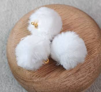Rund fluffig berlock i vitt