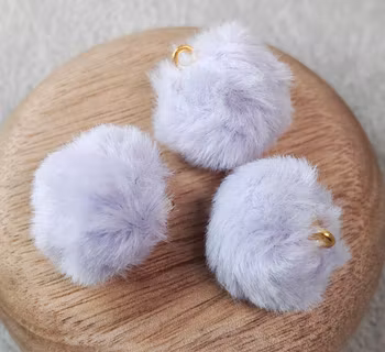 Rund fluffig berlock i ljuslila