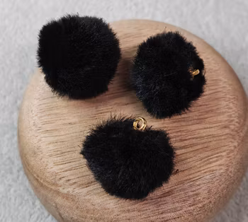 Fluffig rund berlock i svart