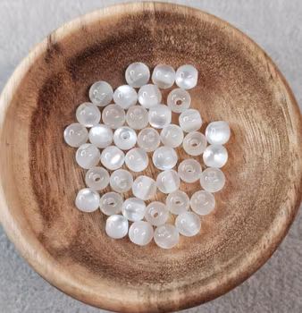 Akrylpärlor med cateye-effekt: halvtransparent Vit 6 mm