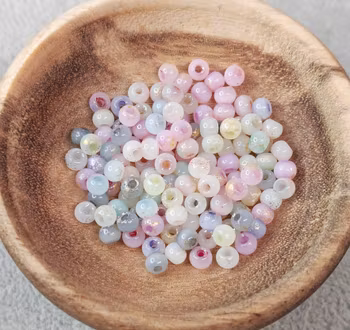 Glaspärlor med färgstänk - 4 mm